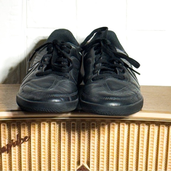 Nike Youth Tiempo Legend 9 Club Indoor Shoes Size 2 - Picture 2 of 5